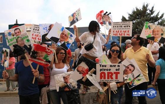 اللبنانيون .. فرقتهم السياسة وجمعتهم “الزبالة “(صور)