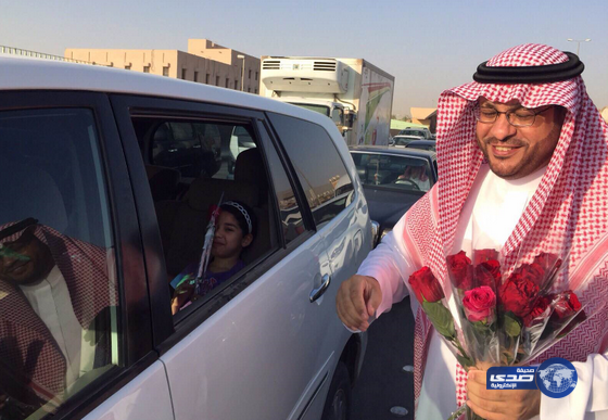 مدير مكتب التعليم بالروابي في استقبال الطلاب بالورود‎