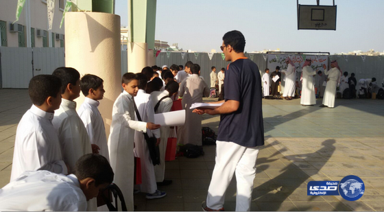 في بادرة جميلة ولفتة تربوية حانية استقبلت مدرسة بدر الابتدائية ببلجرشي طلابها بالهدايا‎