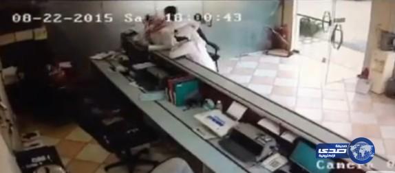 بالفيديو.. ملثم يطلق النار على موظف استقبال بأبها ويلوذ بالفرار