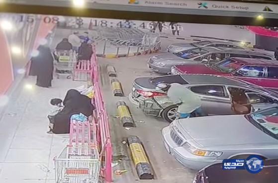 بالفيديو: محاولة فاشلة من شاب لسرقة مواطنة أمام أحد المحال التجارية بالرياض