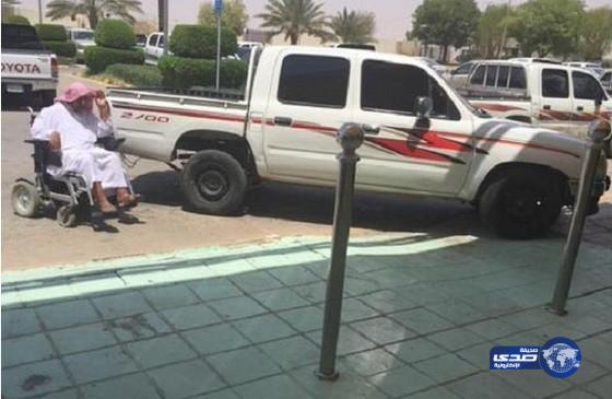 المرور يخالف  مركبة سدت مدخلًا للمعاقين في مستشفى حوطة بني تميم