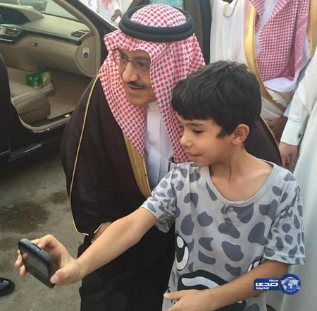 أمير الحدود الشمالية ينحني تلبيةً لرغبة طفل بالتقاط “سيلفي” معه