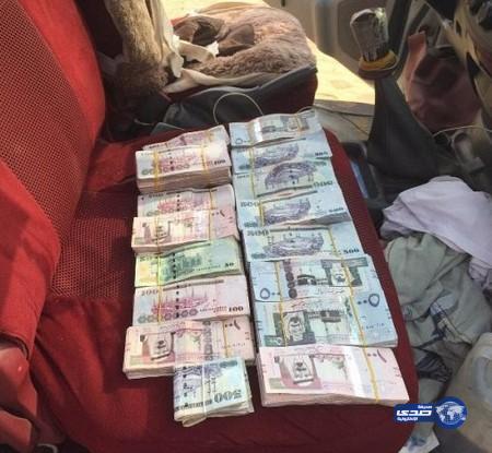 ضبط ذهب ومبالغ مالية مجهولة مع وافدين