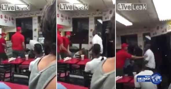 بالفيديو: مشاجرة بالأيدي والكراسي بين الموظفين والزبائن داخل مطعم بأمريكا