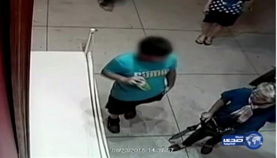 بالفيديو: طفل تايواني يمزق لوحة ثمنها أكثر من مليون دولار