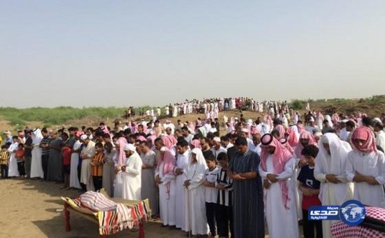 بالصور.. تشييع جنازة الشهيد الرقيب “أبو عزام” بعد الصلاة عليه بجازان