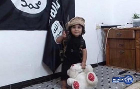بالفيديو والصور.. طفل داعشي يتعلم الذبح