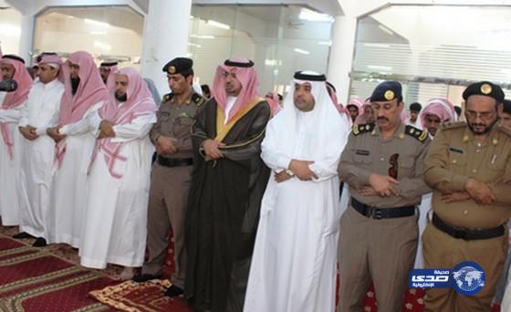 محافظ محايل عسير يؤدي صلاة الميت على الشهيد المسهري