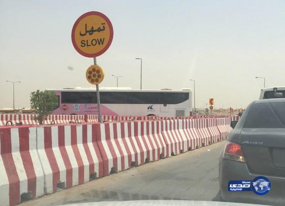 ” باص الأمين ” يجبر العابرين مع شارع النجاح على عكس السير معرضين انفسهم للخطر