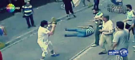 بالفيديو.. كويتي يقاتل 15 شخصًا بمفرده ويشبعهم ضربًا