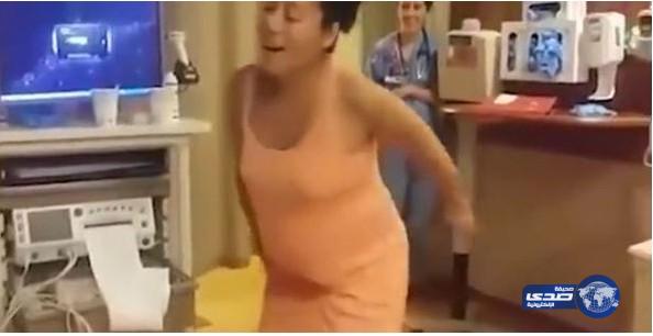 بالفيديو: وصلة رقص من امرأة حامل لتسهيل عملية الولادة