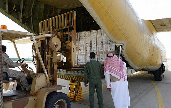 الطائرة الإغاثية السعودية العاشرة تصل مطار عدن