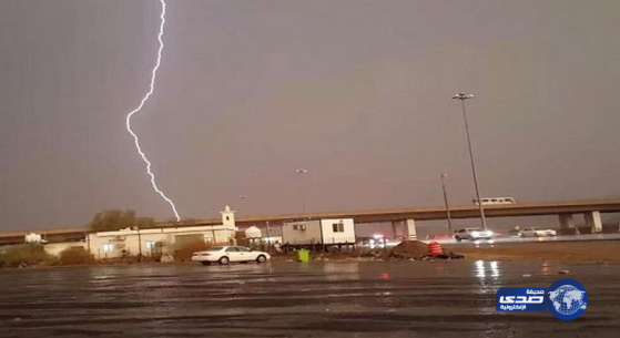 أمطار مكة تتسبب في التماسات كهربائية