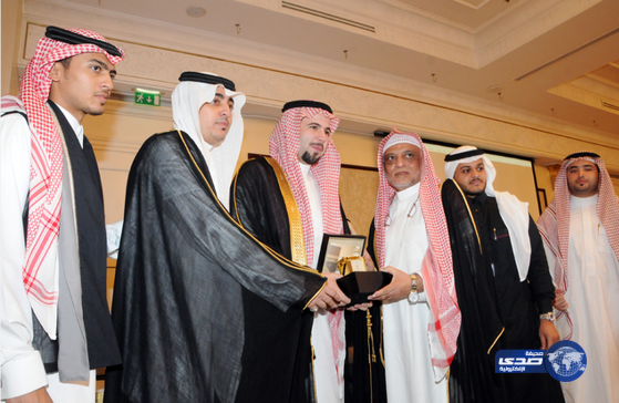 الأمير عبدالله بن سعد يتوج خليل البلوشي بجائزة زاهد قدسي للتعليق الرياضي
