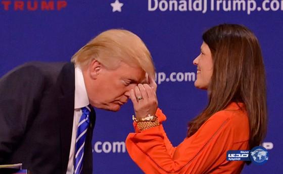 بالفيديو: مرشح الرئاسة الأمريكي يدعو امرأة للمنصة لتتأكد أن شعره حقيقي