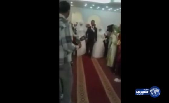 بالفيديو:شاب يتزوج بفتاتين ويقيم لهما حفل زفاف واحد..ونشطاء: &#8220;يا بخته&#8221;