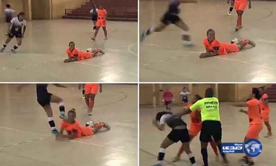 بالفيديو: لاعبة تعتدي على أخرى بـ ركلة مفزعة في رأسها لإهانتها بمهاراتها العالية
