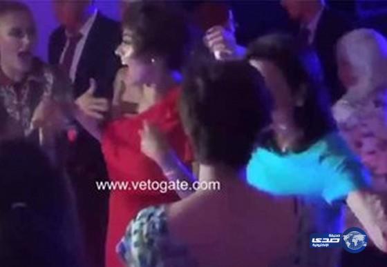 بالفيديو.. وصلة رقص جنونية لـ «زيزي عادل» في حفل زفاف شقيقتها