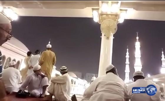 بالفيديو: صاعقة رعدية تفزع المصلين في المسجد النبوي