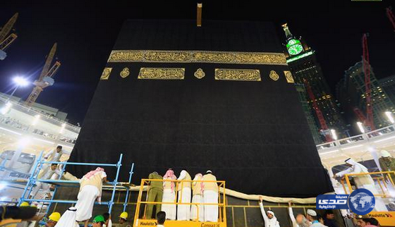 بالصور.. “شؤون الحرمين” ترفع ثوب الكعبة المشرفة 3 أمتار استعداداً لموسم الحج