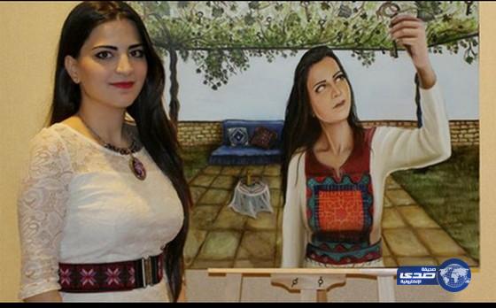 بالفيديو.. فلسطينية ترسم لوحات فنية بحبات الزيتون