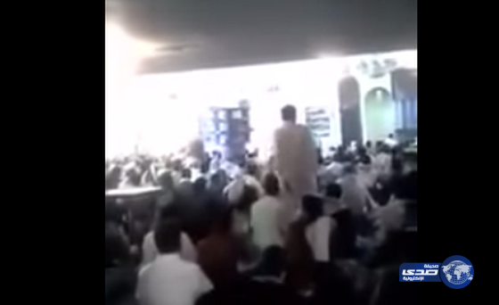 مصلون يغادرون المسجد لأن الإمام حوثي(فيديو)