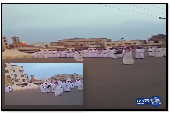 بالفيديو:شباب يقدمون &#8220;هدية&#8221; مليون ريال لصديقهم في يوم زفافه