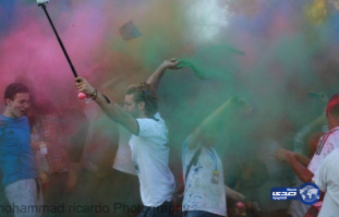 بالصور:فلسطينيون يستمتعون بمهرجان “حرب الالوان” في رام الله‎
