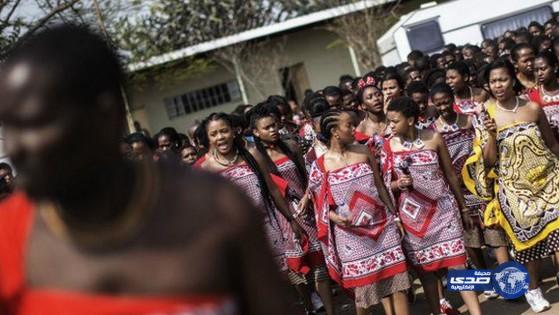 آلاف النساء يرقصن عاريات الصدور أمام ملك سوازيلاند