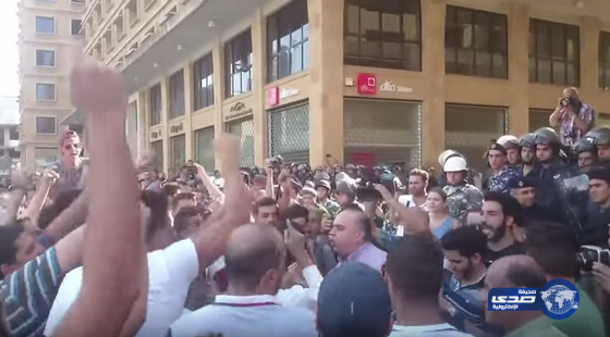 بالفيديو: اقتحام المتظاهرين اللبنانيين لوزارة البيئة