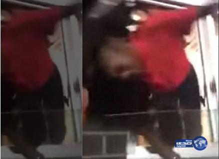 بالفيديو: امرأة تسحب عاملة في ماكدونالدز من شعرها وتخرجها من نافذة المطعم