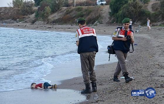 صورة لجثة طفل سوري على شاطئ تركي تشعل وسائل التواصل الاجتماعي(فيديو)