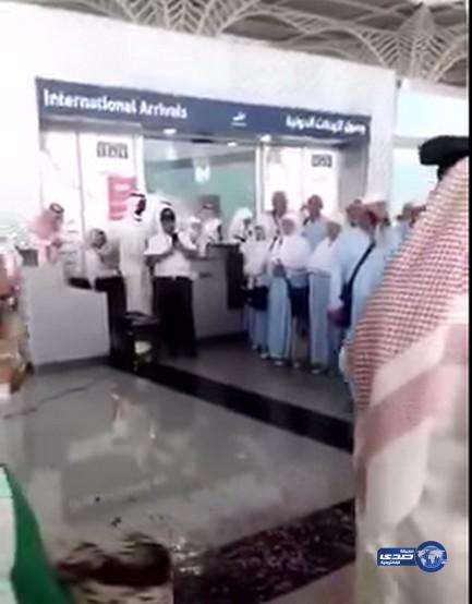بالفيديو: استقبال الحجاج بالأناشيد في مطار المدينة