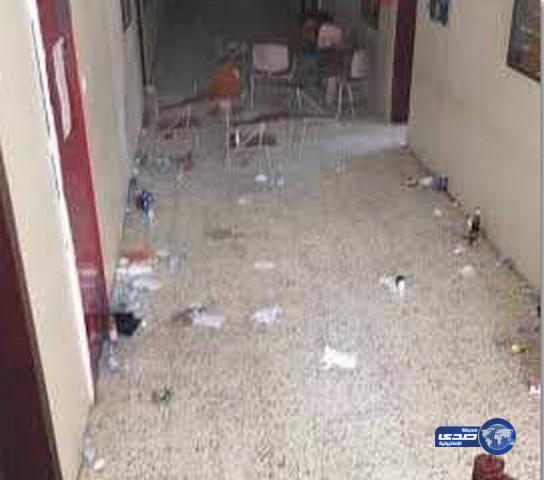 نفايات متراكمه تجبر الطالبات على الغياب في كلية آداب رنيه