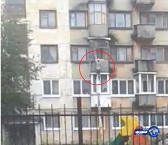 بالفيديو: لحظة فرار ممثلة روسية من شقة مغتصبها بالطابق الثالث