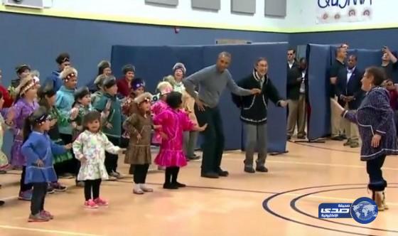 بالفيديو: أوباما يفاجئ طلاب مدرسة بالرقص معهم