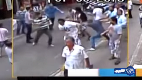 قبل حادثة ضرب العائلة السعودية بيومين الاتراك يضربون سائح ايرلندي (فيديو)