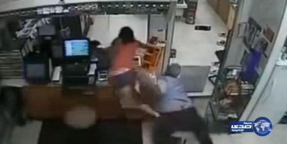 بالفيديو: مطاردة مثيرة بين صاحب محل وفتاة حسناء سرقته