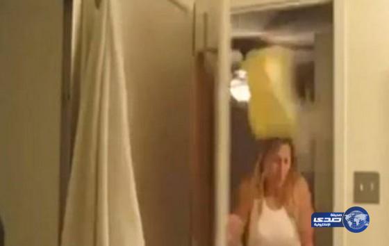 بالفيديو: رجل ينفذ مقلبا في زوجته فينقلب عليه