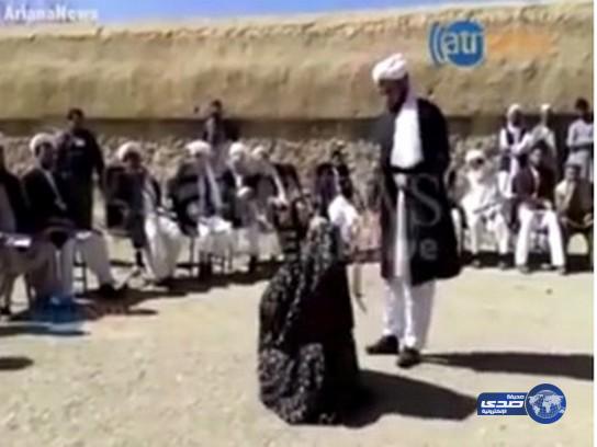 بالفيديو.. جلد امرأة بتهمة الزنا في أفغانستان