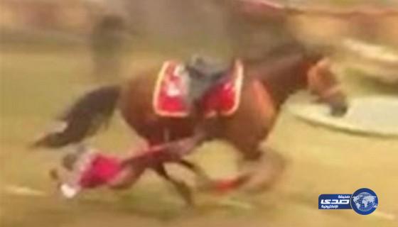 بالفيديو.. وفاة لاعبة سيرك على يد حصانها