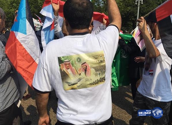 يمنيون يحملون أعلام المملكة ولافتات شاكرة لـ &#8220;سلمان الحزم&#8221; أمام البيت الأبيض