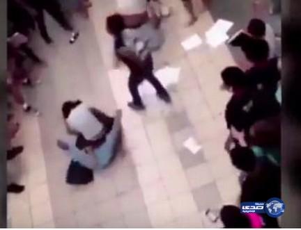 بالفيديو: طالب يرقص وسط عراك عنيف بين فتيات مدرسة أمريكية