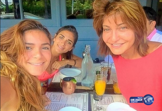 صور علا غانم مع ابنتيها في أمريكا تُشعل فيس بوك