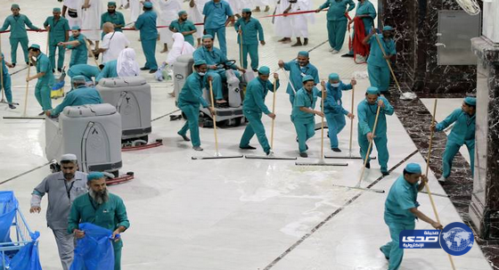 2700 عامل ينظفون المسجد الحرام في موسم الحج