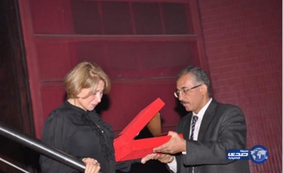 إنهيار بوسي بعد تسلمها درع نور الشريف