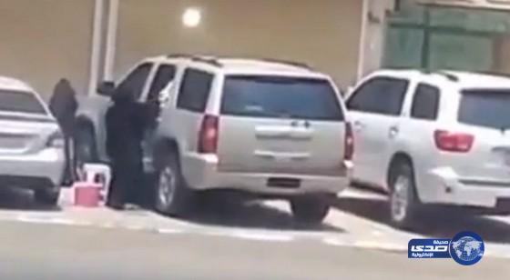 بالفيديو : فتيات يقمن بغسيل السيارات في شارع عام
