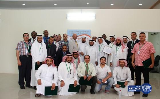 مدير جامعة الباحة المكلف يكرم 60 متدربا ومتدربة في دورة ” ضمان تعزيز الجودة الأكاديمية “