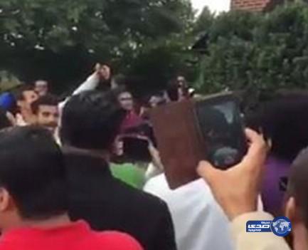 بالفيديو.. الطلاب السعوديون في واشنطن يعبرون عن فرحتهم بالأمر الملكي